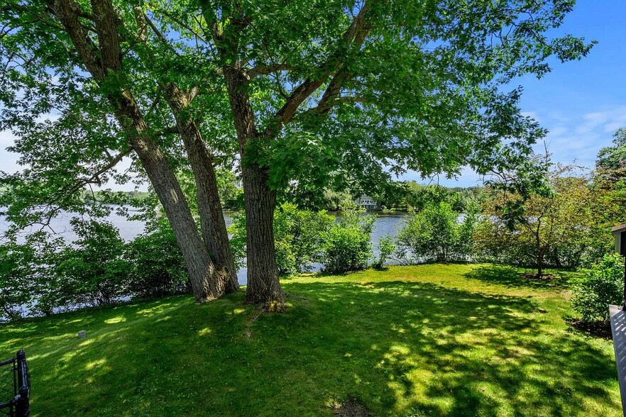 Lakeside Lawn - 64 Shore Rd