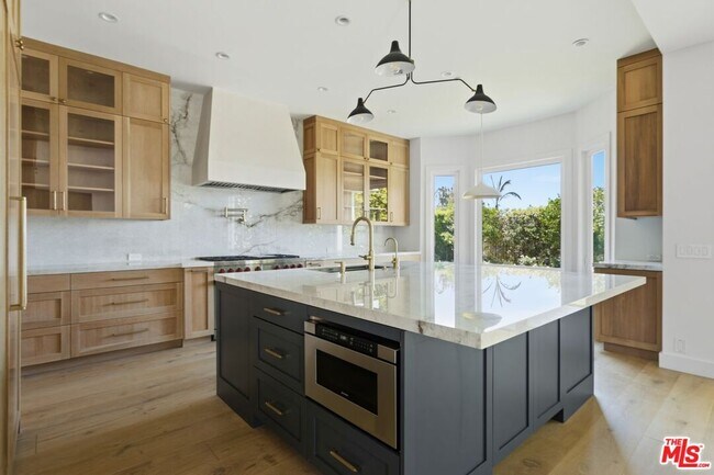 Building Photo - 16802 Cll De Sarah