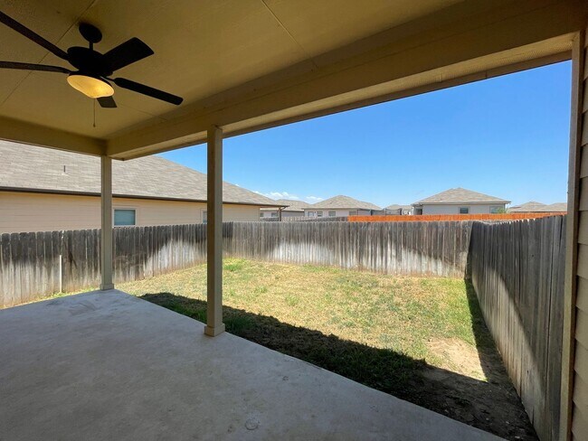 Building Photo - Luxury Duplex in New Braunfels, TX!