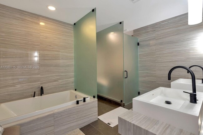 Building Photo - 2200 N Ocean Blvd