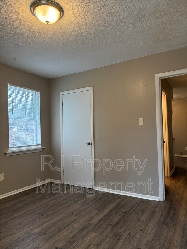 Building Photo - 2365 Dexter Ave