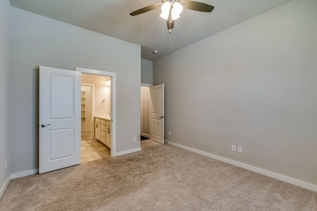 Building Photo - 1237 Pebblebrook Dr