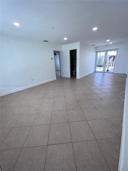 Building Photo - 600 N 70th Ter