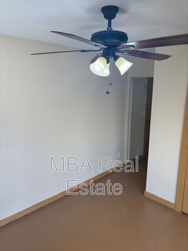 Building Photo - 4027 E Windrose Dr