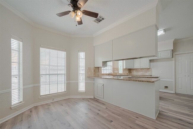 Building Photo - 5210 Holly View Dr