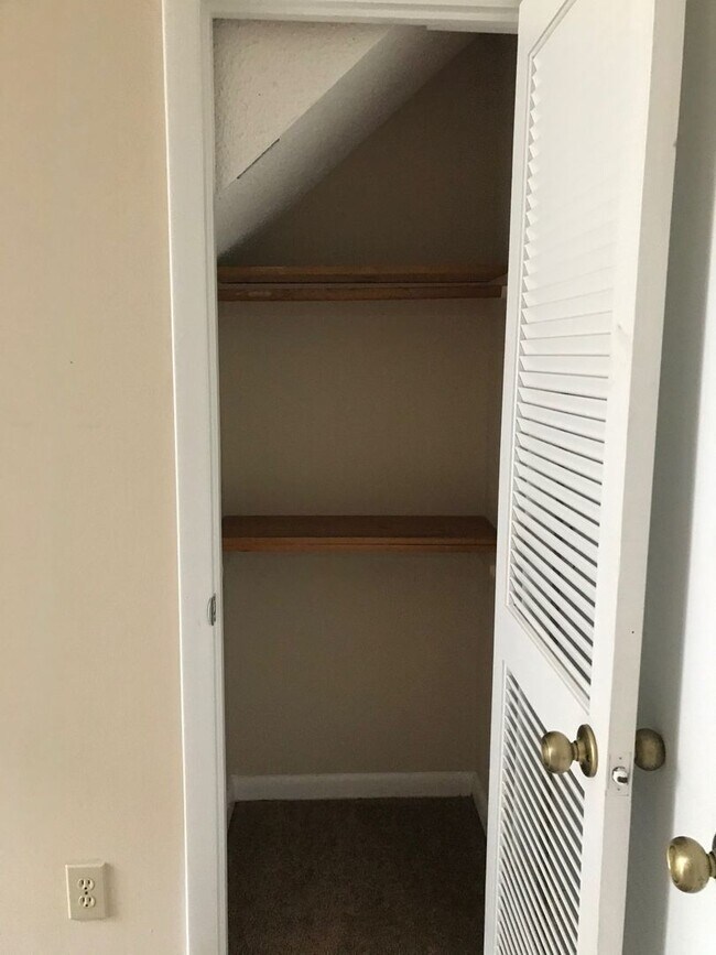 Building Photo - Quiet 2 story condo super close to the beach!