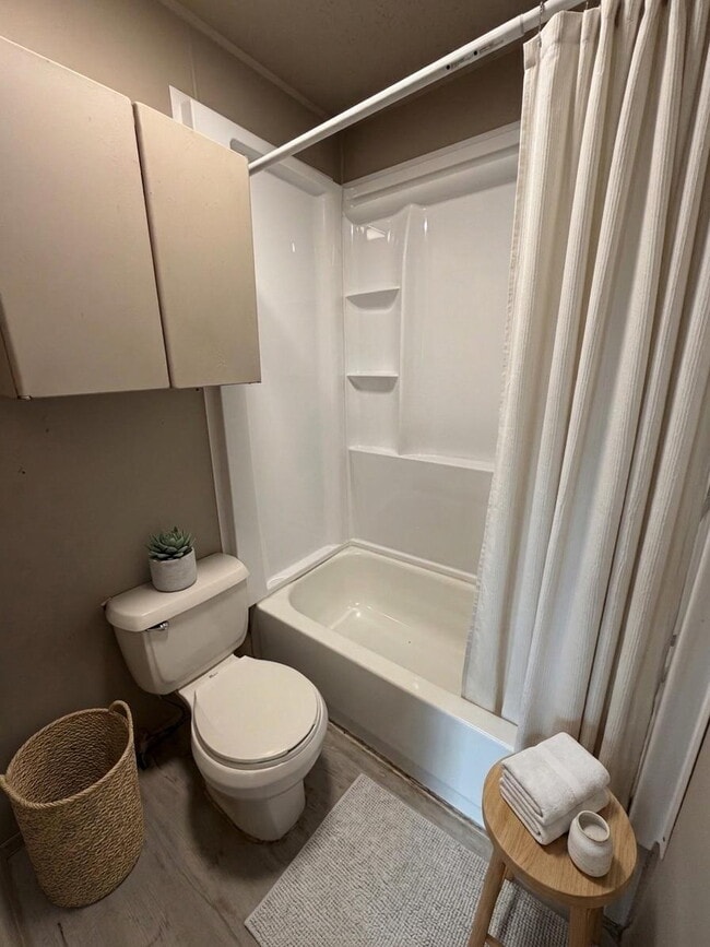 Building Photo - 1 Bedroom Apartment- All Bills Paid