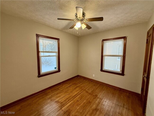 Building Photo - 912 E Archwood Ave