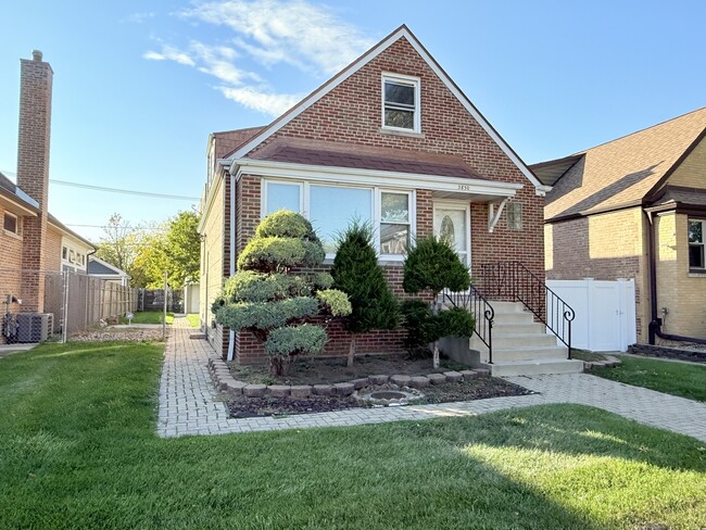 Primary Photo - 5850 S Neva Ave