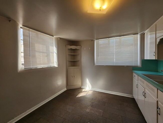 Building Photo - PRICE DECREASE! One Bed One Bath Garden Le...