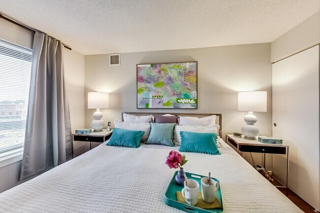Building Photo - 2-bedroom, 1-bath condo in the sought-afte...