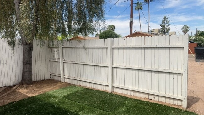 Building Photo - $1,250 For Lease-1 Bedroom-1 Bath Apt in Triplex With Private Yard-Washer & Dryer in Phoenix 85008 !