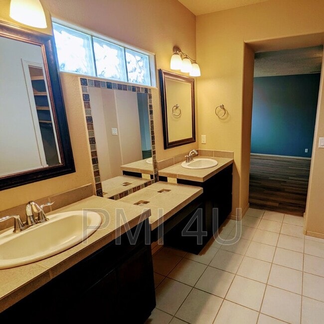 Building Photo - 2317 Garden Rd NE