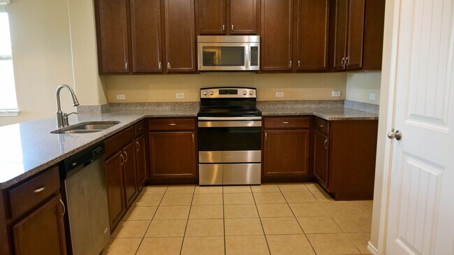 Building Photo - Spacious 5 Bedroom Home in Reserve at Westcreek