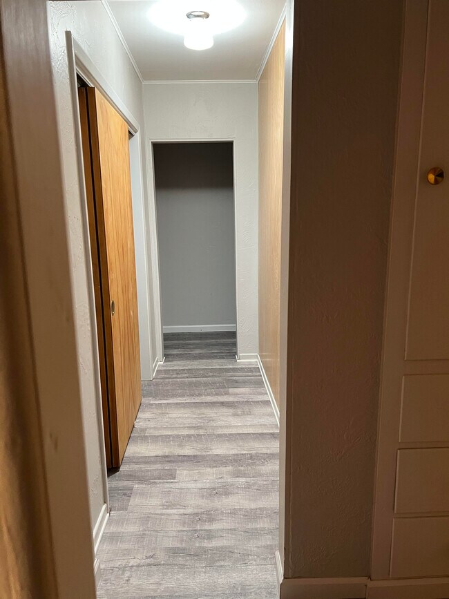 Building Photo - 300 E Lake St