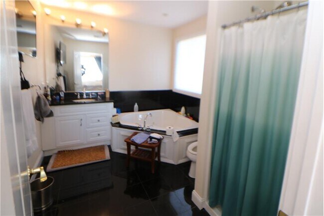 Building Photo - 143 Grovers Ave