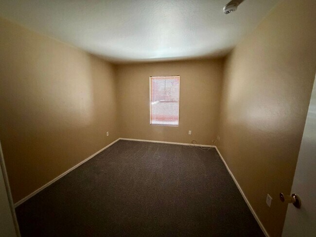 Building Photo - spacious 4-bedroom, 3-bathroom house is perfect for those looking for a comfortable and convenien...