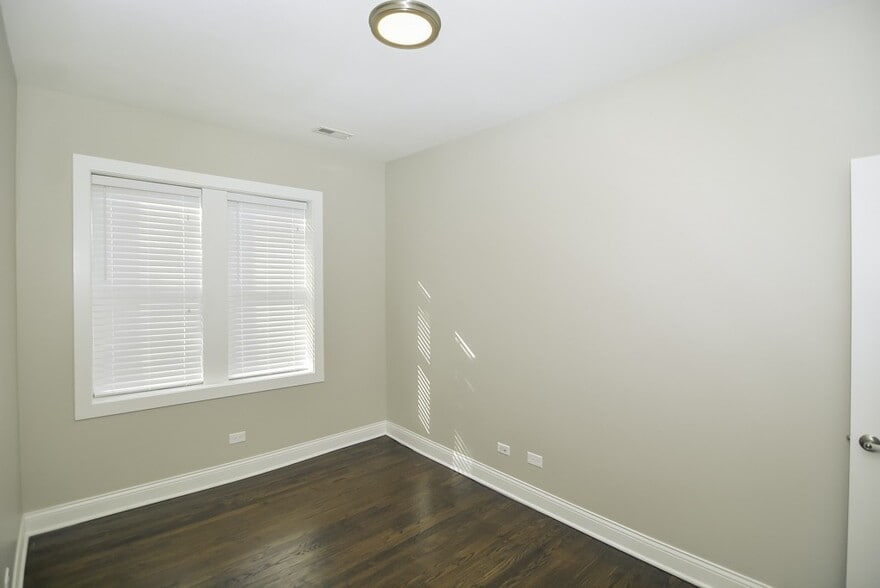 Building Photo - 2230 N Sawyer Ave