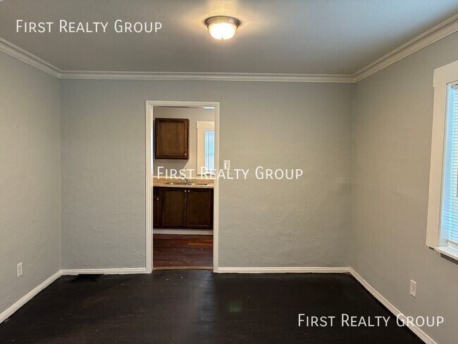 Building Photo - 2921 N Main St