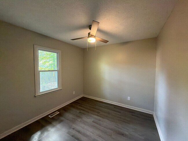 Building Photo - NEW LISTING!!