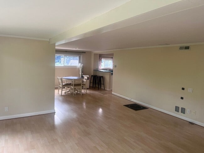 Building Photo - Multnomah Village 2 bedroom cottage delight
