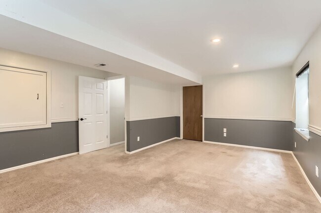 Building Photo - Sweet Little House In Westlake