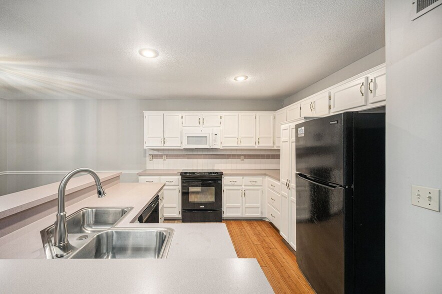 Building Photo - 6334 NW 82 Ct