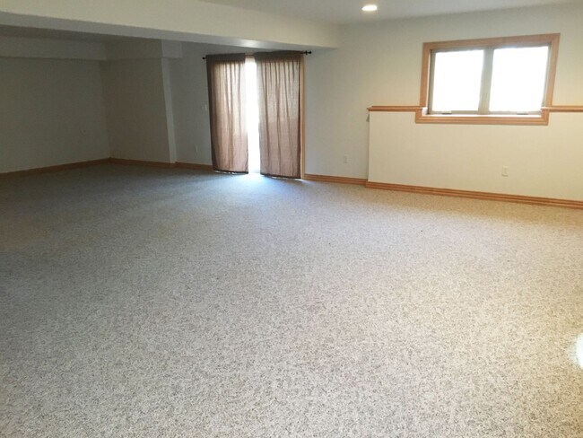 Building Photo - Executive 3-Bedroom (plus bonus room) 3 1/...