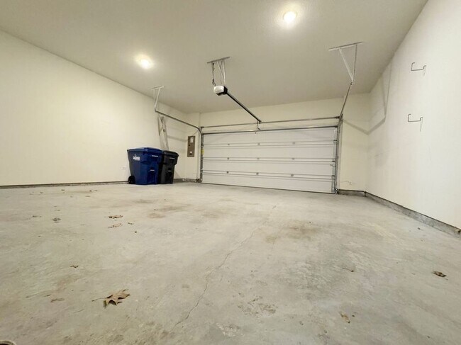 Building Photo - 925 Utica Dr
