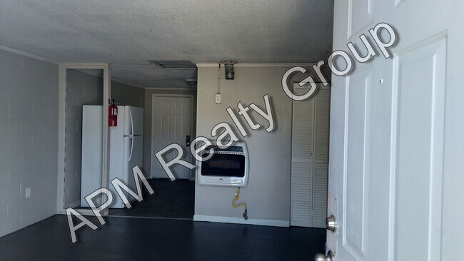 Building Photo - Two bedroom apartment off Harden Street - First Month 50% off