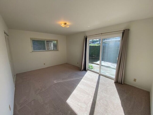 Building Photo - 701 Pine St