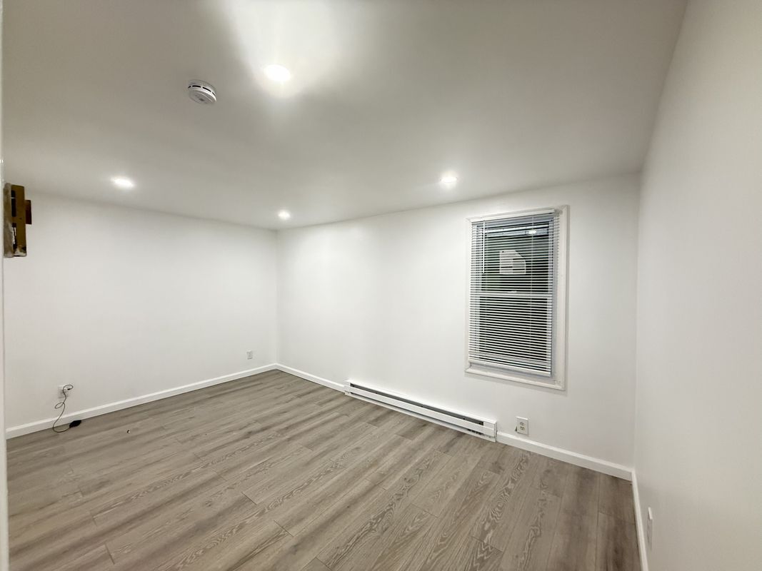 Building Photo - 735 Main St