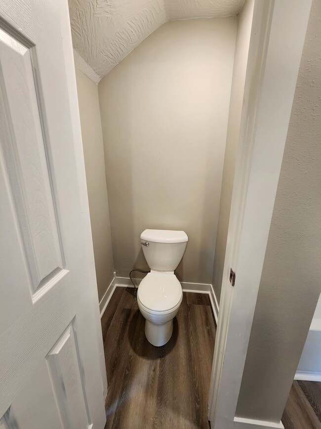 Building Photo - Spacious 5-Bedroom, 2-Bathroom Home AVAILA...