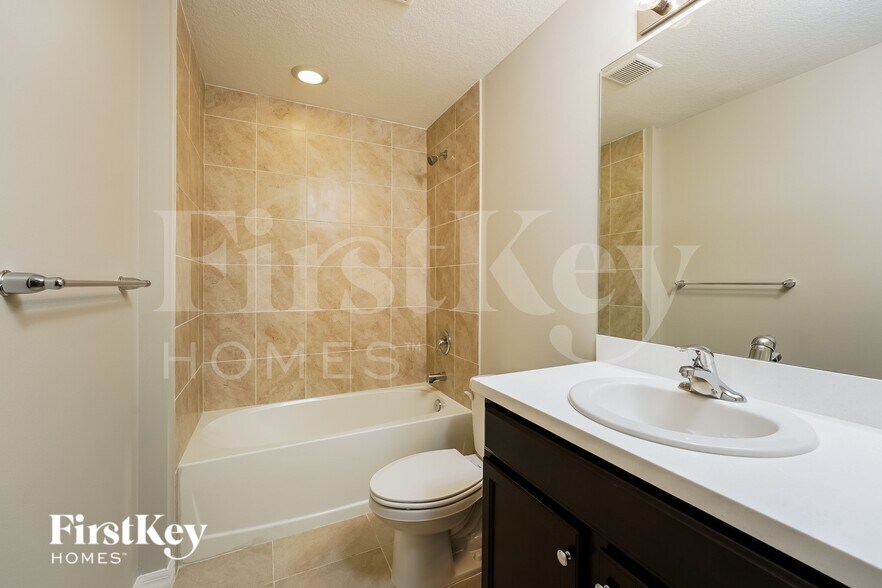 Building Photo - 2450 SW Madiera St