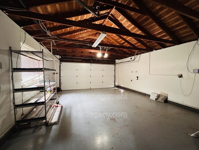 Building Photo - 493 Dahlia St