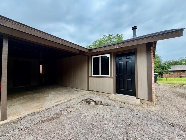 Building Photo - Immaculately Improved 2 Bedroom / 1 Bathroom Duplex & Immediately Available!