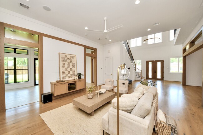 Building Photo - 739 Azaleadell Dr