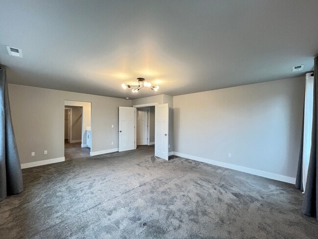 Building Photo - Beautiful and Newer 4 Bedroom 2.5 Bathroom Craftsman attached House close to the Columbia River! ...