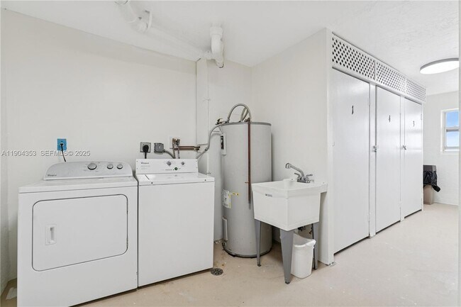 Building Photo - 1160 Hillsboro Mile Unit 901