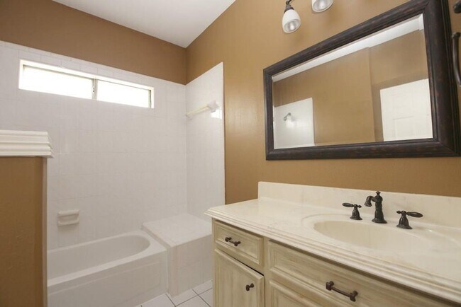 Building Photo - Stylish 3-Bedroom Townhome in Coveted Rive...