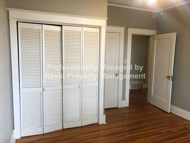 Building Photo - Large upstairs apartment in Midtown!