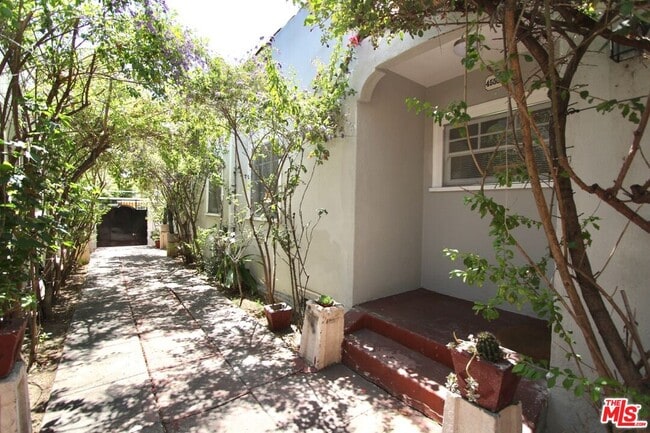 Building Photo - 4559 Lexington Ave