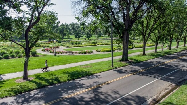 Building Photo - $1000 Move in Special - Beautiful 2 bed 1 bath in unit W/D, renovated kitchen, walkability!