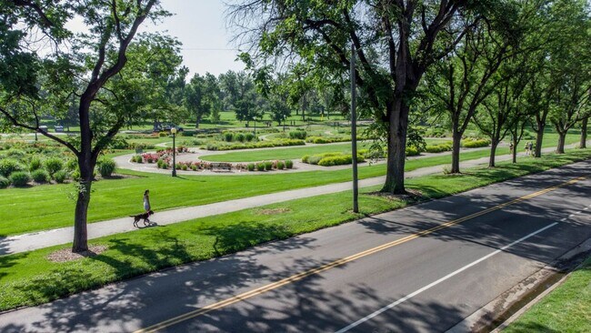 Building Photo - Charming 2 bed 1 bath W/D in unit, free parking, renovated kitchen, fenced backyard, in a walkabl...