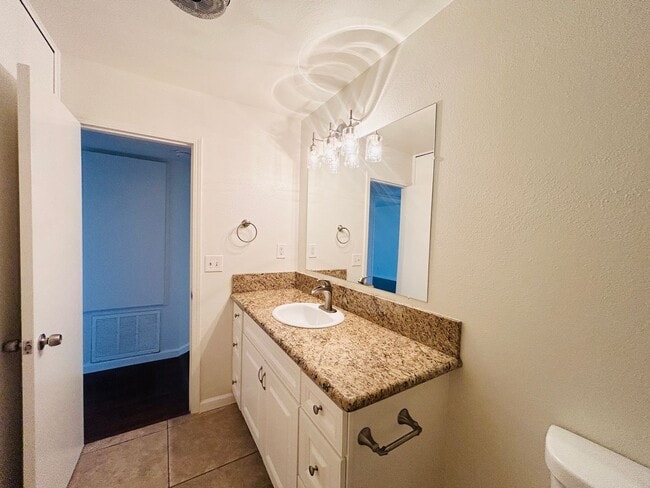 Building Photo - Spacious Two Bedroom, Two Bath Condo in De...