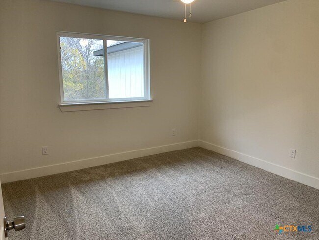 Building Photo - 1862 Royal Loop