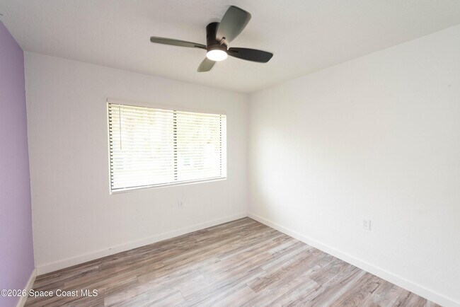 Building Photo - 347 S Lakeside Dr