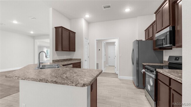 Building Photo - 23 Lone Pine St