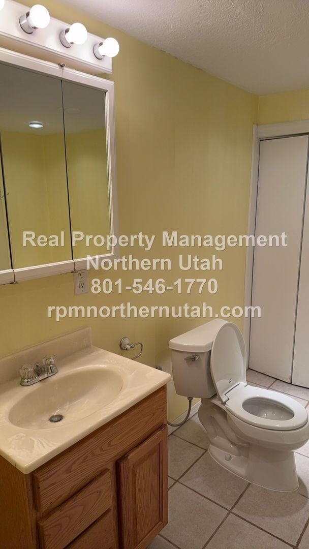 Building Photo - 5 Bedroom 2 Bath Home In Kaysville Available!