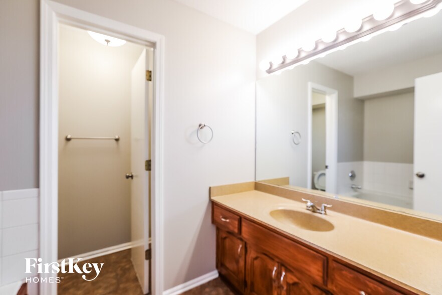 Building Photo - 1109 Wiltshire Blvd